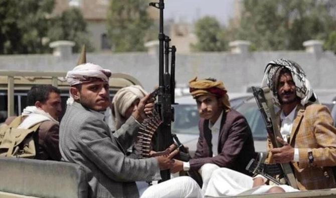 Des membres de tribus fidèles à la milice houthie tiennent leurs armes à bord d’un véhicule. (Photo, AP)