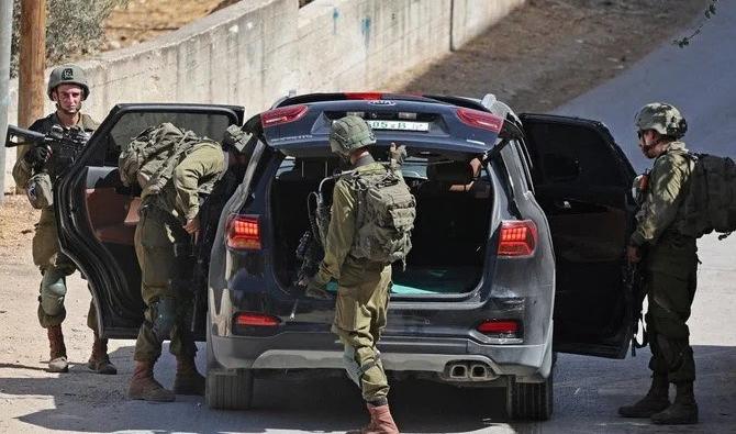 Les forces de sécurité israéliennes fouillent un véhicule dans le village de Salem, à l'est de Naplouse, le 2 octobre 2022. (Photo, AFP)