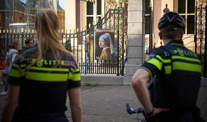 La police monte la garde devant le musée Mauritshuis de La Haye après que des militants écolos aient pris pour cible le tableau La Jeune Fille à la Perle de Johannes Vermeer, le 27 octobre 2022. (Photo, AFP)