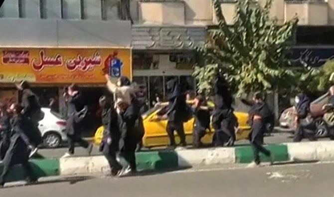 Cette capture extraite d'une vidéo UGC mise à disposition sur la plateforme ESN mercredi montre des étudiants iraniens, certains sans foulard, criant «Mort au dictateur» alors qu'ils défilent dans le centre de Téhéran. (Photo, AFP) 