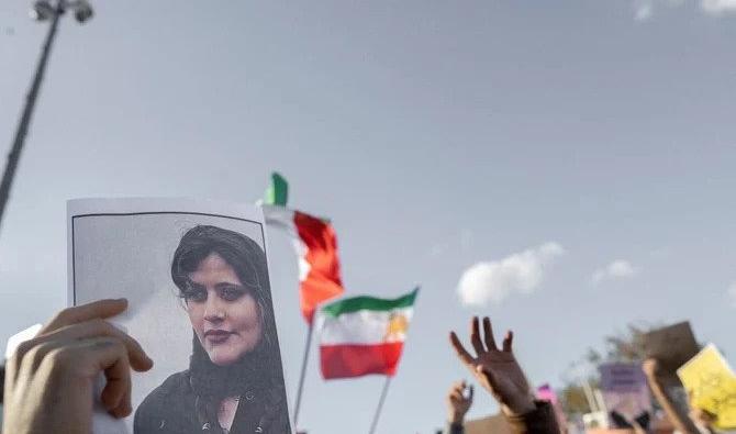 L'iranienne kurde Mahsa Amini, 22 ans, a été déclarée morte le 16 septembre, quelques jours après son arrestation pour avoir prétendument enfreint les règles obligeant les femmes à porter le hijab et des vêtements modestes. (Dossier/AFP)