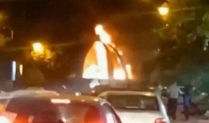 Une vidéo filmée par un utilisateur de Twitter et publiée le 6 octobre 2022 montre un monument en flammes sur la place Imam Khomeini, dans la ville iranienne de Nourabad. (CGU, AFP)