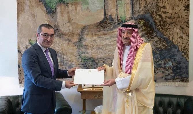 Le vice-ministre des Finances Waleed bin Abdulkarim Al-Khuraiji reçoit la lettre au nom du roi Salmane lors d'une réunion avec l'ambassadeur tchèque au Royaume. (SPA)