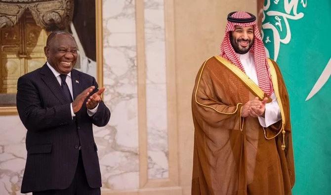 Le président sud-africain, Cyril Ramaphosa, (à gauche) avec le prince héritier, Mohammed ben Salmane, (à droite) lors de la visite du président en Arabie saoudite. (SPA)