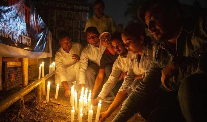 Des militants de la branche jeunesse du principal parti du Congrès de l'opposition rendent hommage aux victimes de l'effondrement d'un pont dimanche dans l'État du Gujarat occidental en allumant des bougies à New Delhi, en Inde, le 31 octobre 2022. (Photo, AP)
