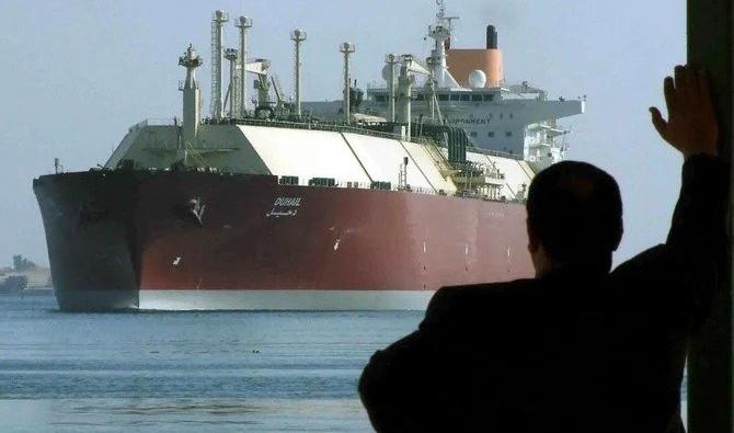 Duhail, le plus grand méthanier du monde, traverse le canal de Suez, en Égypte, le 1er avril 2008. (Reuters)