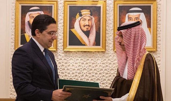 Le ministre saoudien des Affaires étrangères, le prince Faisal ben Farhan, recevant lundi à Riyad les lettres que lui remet son homologue marocain Nasser Bourita. (SPA)