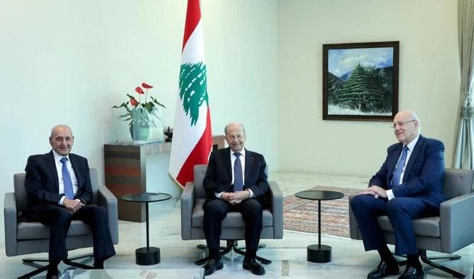 Le président libanais Michel Aoun rencontre le Premier ministre libanais par intérim Najib Mikati et le président du Parlement libanais Nabih Berri, au palais présidentiel de Baabda, au Liban, le 3 octobre 2022. (Reuters)