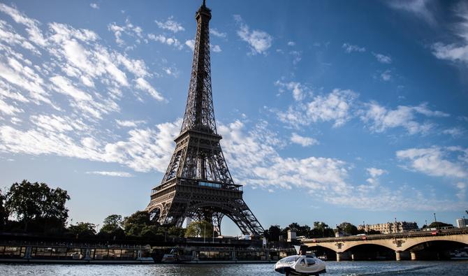 Un bateau électrique, le Sea Bubbles, alias "taxi volant" navigue sur la Seine avec la Tour Eiffel en arrière-plan lors d'un essai à Paris, le 18 septembre 2019. (Photo, AFP)