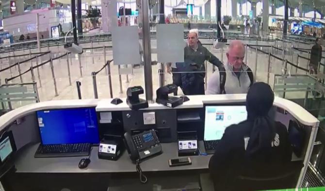 Cette image vidéo publiée par le département de police d'Istanbul montre Michael Taylor et George-Antoine Zayek se soumettre l'un après l'autre au contrôle de leur passeport à l'aéroport d'Istanbul en fin de matinée le 30 décembre, avant de prendre un avion pour quitter la Turquie. (Photo, AFP)