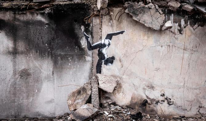 L'oeuvre peinte au pochoir sur le mur d'un bâtiment mutilé de Borodianka, localité située à quelques kilomètres au nord-ouest de la capitale ukrainienne et devenue un symbole de la résistance ukrainienne aux bombardements russes, représente une gymnaste en équilibre sur les gravats. (Photo, Instagram, @banksy)