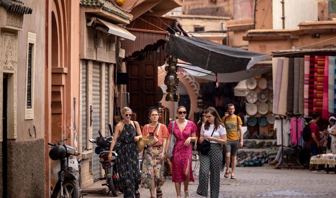 Des touristes se promènent dans la vieille ville de Marrakech, au Maroc, le 12 mai 2022. (Photo, AFP)