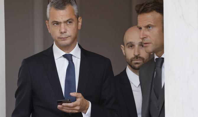 Le secrétaire général de l'Elysée Alexis Kohler et le président français Emmanuel Macron arrivent pour assister à la réunion hebdomadaire du cabinet à l'Elysée à Paris, le 31 août 2022. (Photo, AFP)