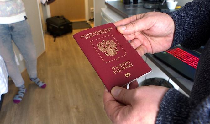 Un ancien officier russe anonyme montre son passeport russe à un journaliste de l'AFP en Finlande, le 24 septembre 2022. (Photo, AFP)