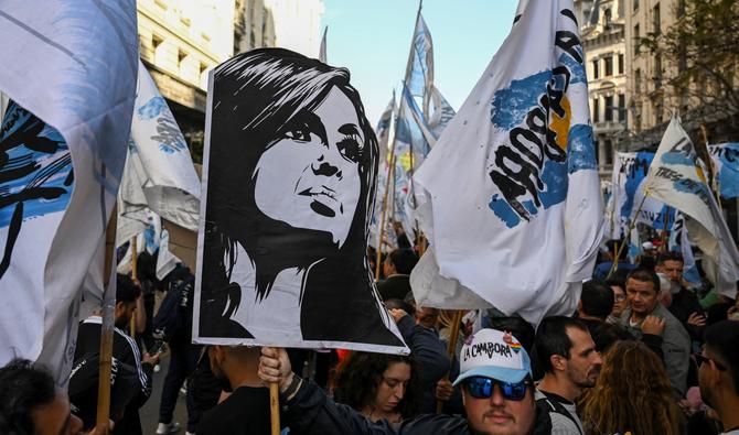 Un homme tient une pancarte avec le portrait de la vice-présidente argentine Cristina Kirchner près de la place Plaza de Mayo lors de la Journée de la fidélité péroniste à Buenos Aires, le 17 octobre 2022. (Photo, AFP)