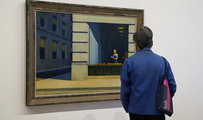 Un visiteur regarde «New York Office, 1962» du peintre américain Edward Hopper, dans le cadre de l'exposition Edward Hopper's New York, au Whitney Museum of American Art, le 27 octobre 2022. (Photo, AFP)