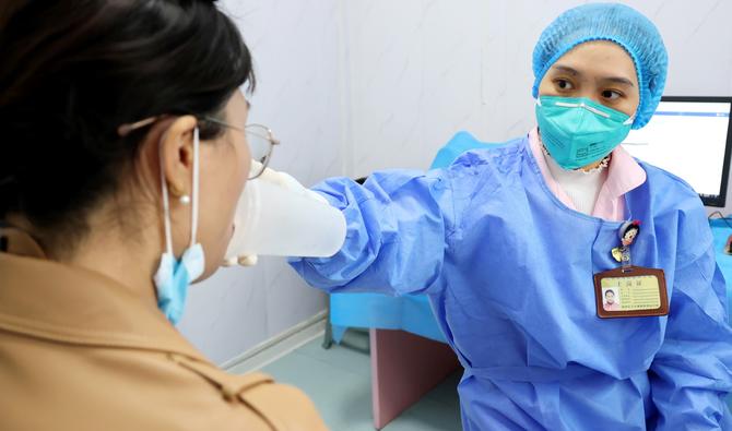 Un agent de santé administre une dose de vaccin inhalable contre la Covid-19 de CanSino Biologics à Lianyungang, dans la province orientale du Jiangsu, en Chine, le 3 novembre 2022. (Photo, AFP)