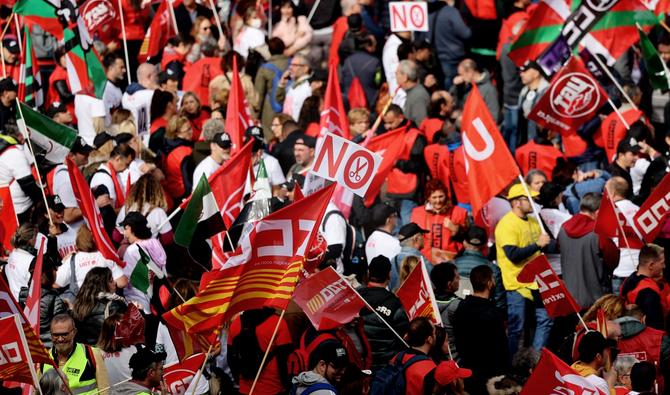 Des milliers de personnes ont défilé jeudi à Madrid à l'appel des deux principaux syndicats ouvriers pour réclamer des hausses de salaires face à l'inflation, le 3 novembre 2022.(Photo, AFP)