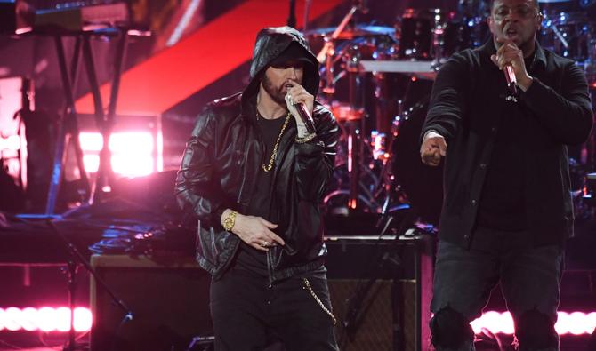 Le rappeur américain Eminem se produit sur scène au Rock and Roll Hall of Fame, panthéon américain du rock et de la musique populaire, le 5 novembre 2022 à Los Angeles, en Californie. (Photo, AFP)