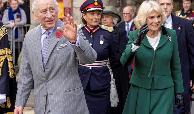 Sur les images des chaînes de télévision britanniques, on voit le roi et son épouse Camilla en train de serrer des mains dans une rue de York, acclamés par des Britanniques venus les saluer, quand trois œufs sont lancés dans leur direction et s'écrasent à quelques centimètres du couple. (Photo, AFP)