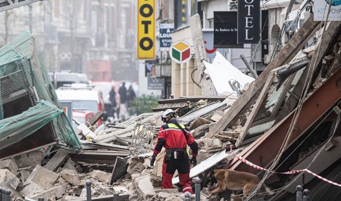 Les pompiers inspectent un bâtiment effondré alors qu'ils recherchent des victimes dans la ville de Lille, dans le nord de la France, le 12 novembre 2022. (Photo, AFP)