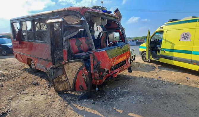 Les services d'urgence égyptiens se rassemblent près d'un minibus endommagé qui a été retiré d'un canal d'eau à la suite d'un accident dans le village d'al-Dayris près de la ville de Mansoura, dans le delta du Nil, dans le gouvernorat de Dakahlia, à environ 120 km au nord de la capitale, le 12 novembre 2022. (Photo, AFP)