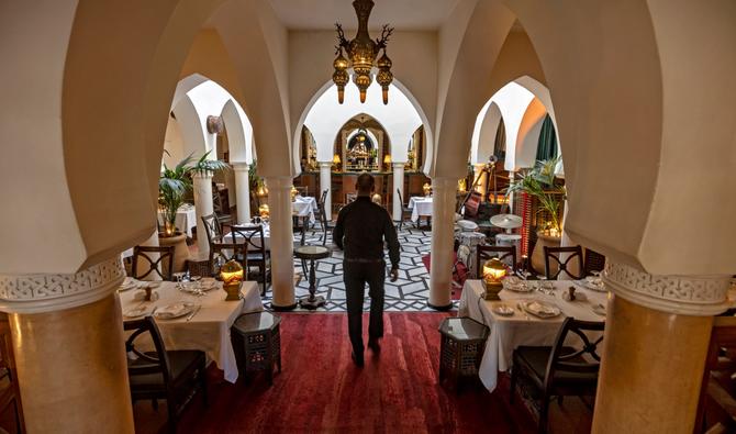 Un homme entre dans le «Rick's Cafe», un bar qui recrée celui du film emblématique «Casablanca», dans la ville marocaine du même nom, le 4 novembre 2022. (Photo, AFP)