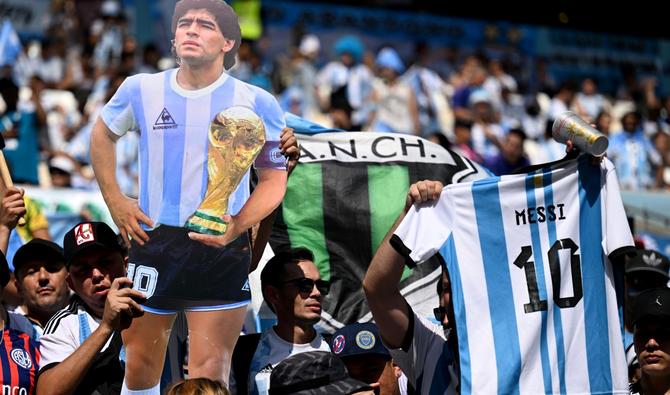 Plus de 30 000 Argentins ont fait le voyage au Qatar pour le Mondial et si beaucoup vouent un culte à Messi, le nom de Maradona porte encore un pouvoir quasi-mystique. (Photo, AFP)