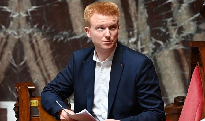 Adrien Quatennens, membre du parti de gauche La France Insoumise, s'apprête à prononcer un discours lors d'un débat sur un projet de loi visant à stimuler le pouvoir d'achat des ménages à l'Assemblée nationale à Paris, le 3 août 2022. (Photo, AFP)