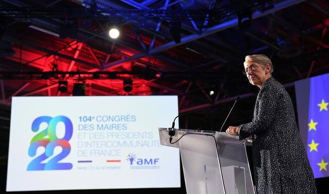 La Première ministre française Elisabeth Borne prononce un discours lors de la 104e session du Congrès des maires organisé par l'Association des maires de France (AMF), à Paris, le 24 novembre 2022. (Photo, AFP)