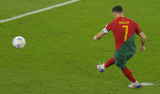 L'attaquant portugais #07 Cristiano Ronaldo marque le premier but de son équipe depuis le point de penalty lors du match de football du groupe H de la Coupe du monde Qatar 2022 entre le Portugal et le Ghana au stade 974 de Doha, le 24 novembre 2022. (Photo, AFP)