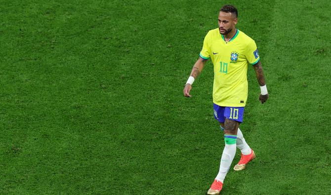L'attaquant brésilien #10 Neymar quitte le terrain à la mi-temps lors du match de football du groupe G de la Coupe du monde Qatar 2022 entre le Brésil et la Serbie au stade Lusail, au nord de Doha, le 24 novembre 2022. (Photo, AFP)