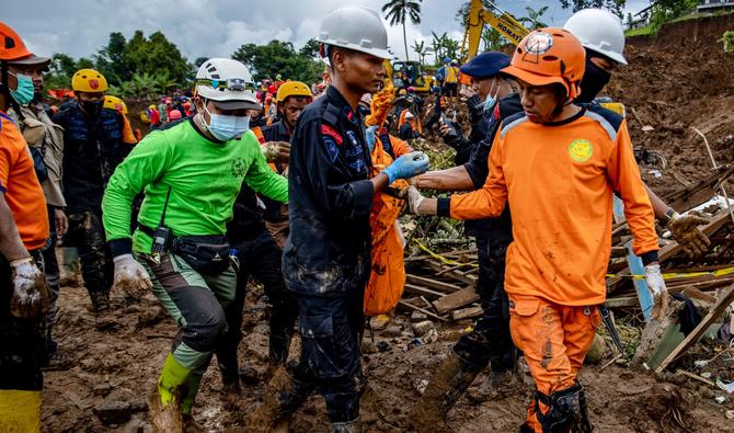 Des secouristes transportent un corps retrouvé dans les décombres du village de Cugenang à Cianjur, dans l'ouest de Java, le 26 novembre 2022. (Photo, AFP)