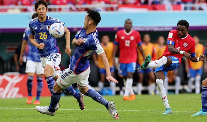 Le défenseur #04 du Costa Rica, Keysher Fuller, marque le premier but de son équipe lors du match de football du groupe E de la Coupe du monde Qatar 2022 entre le Japon et le Costa Rica au stade Ahmad Bin Ali à Al-Rayyan, à l'ouest de Doha, le 27 novembre 2022. (Photo, AFP)