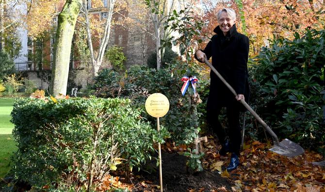 La Première ministre française Elisabeth Borne plante un chêne vert (Quercus ilex) dans le jardin de la résidence officielle des Premiers ministres français, l'hôtel Matignon, à Paris le 28 novembre 2022. (Photo, AFP)