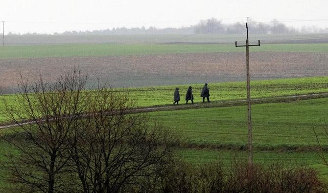 Des policiers marchent près du site d'une explosion à Przewodow, un village de l'est de la Pologne près de la frontière avec l'Ukraine, le 16 novembre 2022. (Reuters)