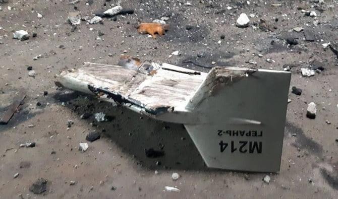 Cette photographie non datée publiée par la Direction des communications stratégiques de l'armée ukrainienne montre l'épave de ce que Kiev a décrit comme un drone Shahed iranien abattu près de Kupiansk, en Ukraine. (Fichier, AP)