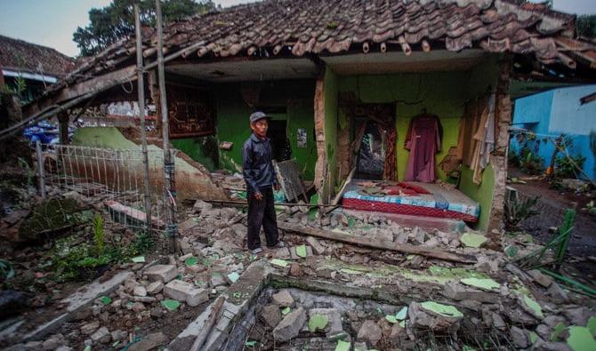 Un habitant se tient devant sa maison, endommagée après le tremblement de terre qui a frappé Cianjur, dans la province du Java occidental, en Indonésie, le 21 novembre 2022. (Reuters)