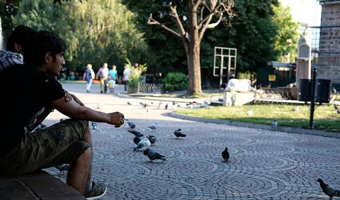 Des migrants sont assis dans un parc près d'une mosquée à Sofia. (Shutterstock)