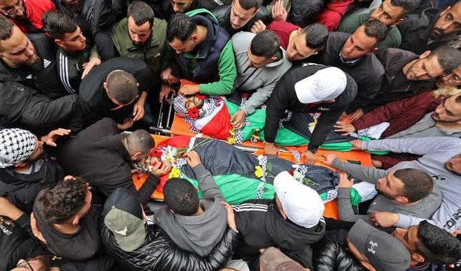 Des personnes en deuil se rassemblent autour des corps de Palestiniens tués lors d'affrontements avec les forces de l'armée israélienne, dans la ville de Ramallah en Cisjordanie occupée. (Photo, AFP)