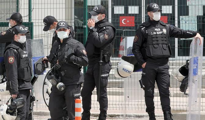 La police sécurise la zone à l'extérieur du campus des établissements pénitentiaires de Sincan à Ankara, le 26 avril 2021. (Photo, AFP)