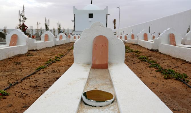Le cimetière arboré a été créé par un artiste algérien, Rachid Koraïchi, pour donner aux migrants morts en mer un lieu digne de sépulture. (Photo, AFP)