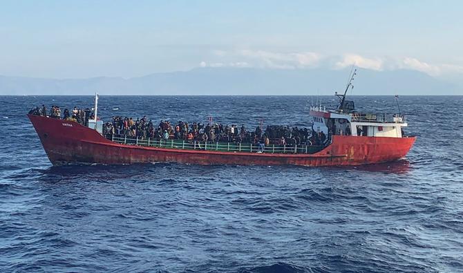 Cette photo publiée par les garde-côtes helléniques le 29 octobre 2021 montre un navire transportant des migrants lors d'une opération de sauvetage, au large de l'île de Crète. (Photo, AFP)