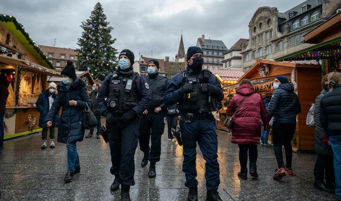 Des policiers patrouillent sur le marché de Noël, à Strasbourg, dans l'est de la France, le 1er décembre 2021. (Photo, AFP)