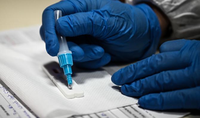 Un agent de santé réalise un test antigénique Covid-19 disponible dans les locaux du groupe scolaire Fenelon Notre-Dame de La Rochelle, dans le sud-ouest de la France, le 13 janvier 2022. (Photo, AFP)