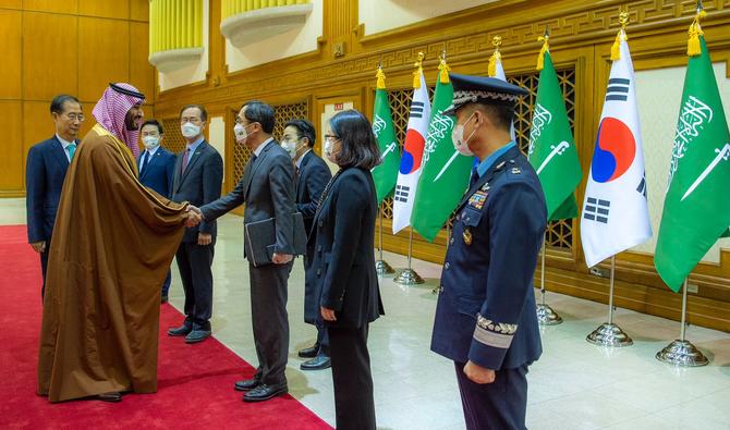 Le prince héritier d’Arabie saoudite, Mohammed ben Salmane, est accueilli par le Premier ministre de Corée du Sud, Han Duck-soo, à son arrivée à Séoul, en Corée du Sud. (SPA)