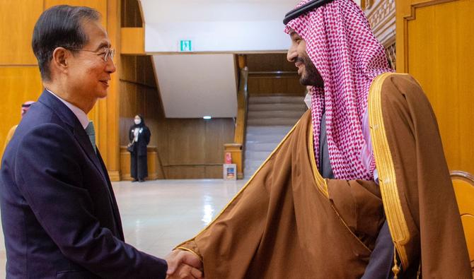 Le prince héritier d’Arabie saoudite, Mohammed ben Salmane, est accueilli par le Premier ministre de Corée du Sud, Han Duck-soo, à son arrivée à Séoul, en Corée du Sud. (SPA)