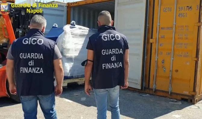 La succursale de Naples de l'agence italienne de maintien de l'ordre Guardia di Finanza fait état d'une saisie record de 84 millions de comprimés de Captagon produits en Syrie, dissimulés dans trois conteneurs retrouvés dans le port de Salerne, en juillet 2020. (Service de presse de la Guardia di Finanza/Fichier AFP)