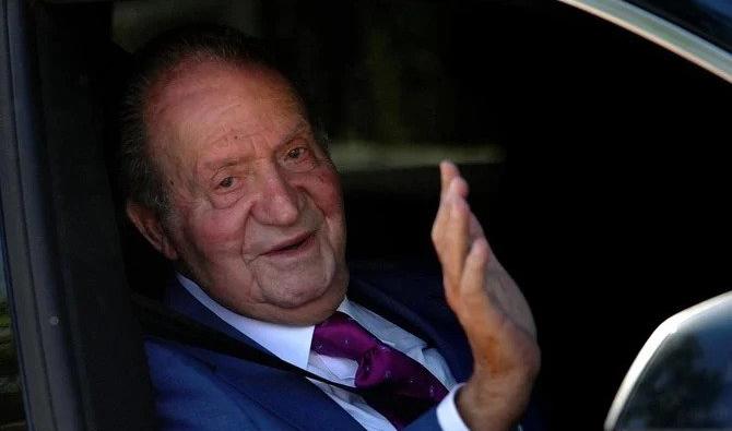 Juan Carlos Ier, l'ancien roi d'Espagne, fait signe depuis une voiture alors qu'il arrive au palais de La Zarzuela à Madrid, le 23 mai 2022, pour rencontrer son fils. (Photo, AFP)