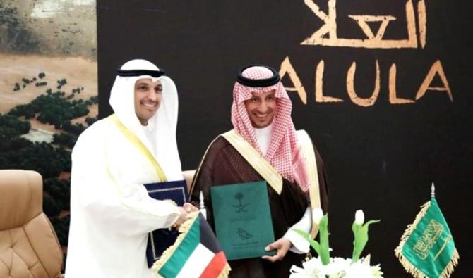 Le ministre saoudien du Tourisme et le ministre koweïtien de l'Information signant le protocole d'accord sur la coopération touristique. (KUNA)